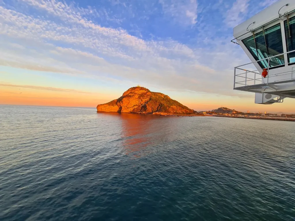 Cruising with Danny and Peter, Holland America Line, Koningsdam, Mazatlan, Mexico | Thrilling Mazatlán adventure tour highlights featuring speed boat rides across the Pacific Ocean, pulmonia car tour through Old Town Mazatlán, and resort relaxation.
